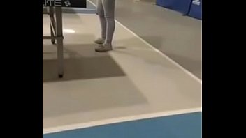 nalgona jugando tenis de mesa