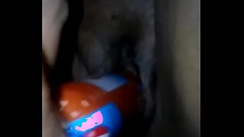 Colombiana Tien un squirt con un salchichon en el baño mientras los niños juegan