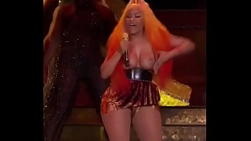 Nicki Minaj MAJOR nipslip