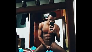 Joven negro altleticose saca su rica leche